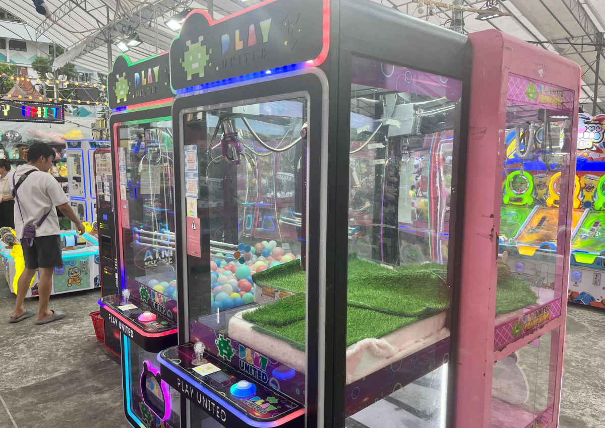 Return of durian claw machines One man catches over 20 fruit at Yishun pasar malam, video of